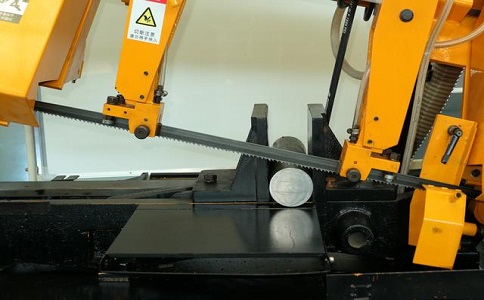 大新数控带锯床自动送料精度会出现偏差吗？